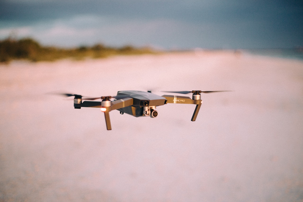 Profesjonalne filmowanie dronem dla eventów i ślubów: Dlaczego warto zainwestować
