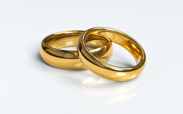 Symbolika i znaczenie obrączek ślubnych: Co kryje się za tym popularnym symbolem miłości?
