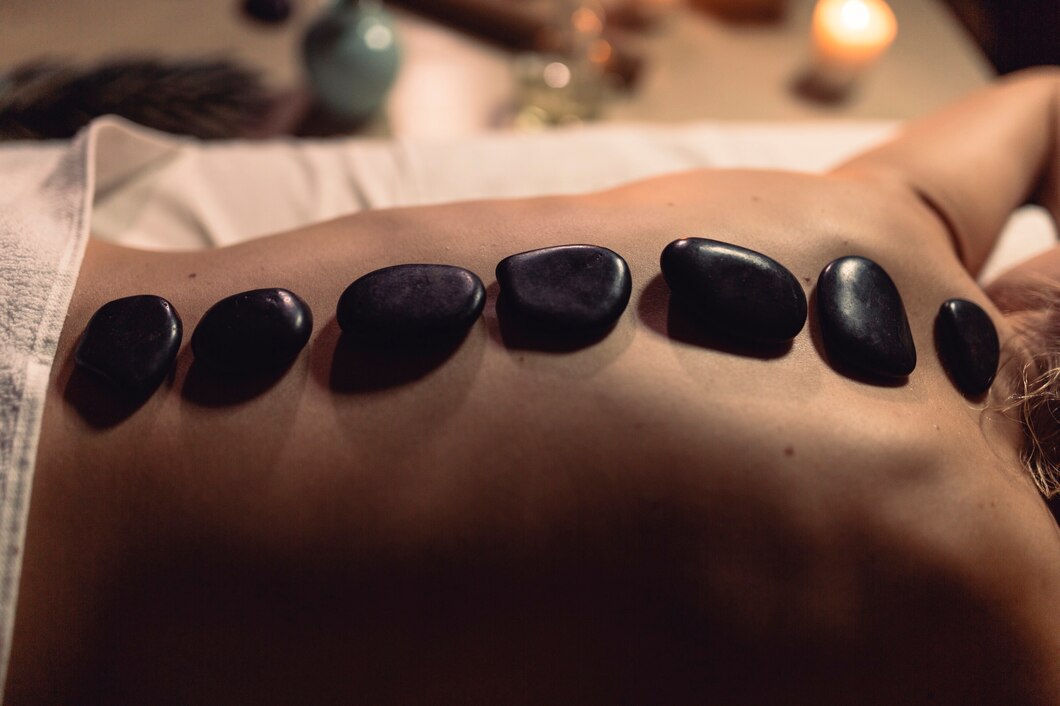 Zalety i techniki masażu gorącymi kamieniami dla głębokiego odprężenia