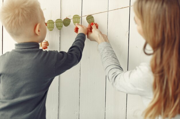 Jak metoda Montessori wspiera rozwój emocjonalny i społeczny małych dzieci?